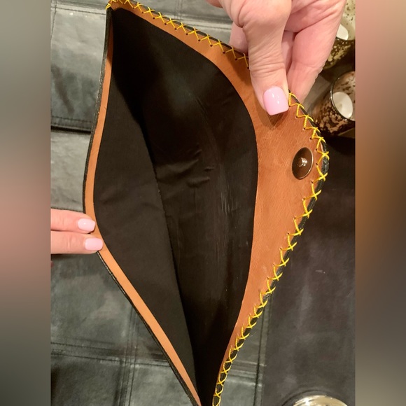 NWOT ADRIANA MARTINEZ CLUTCH. ART WORK ON A PURSE. ABSOLUTELY GORGEOUS COLORS❤️ - Picture 5 of 6